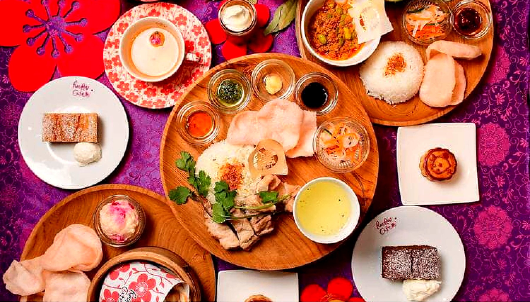 テーブルいっぱいのアジア料理